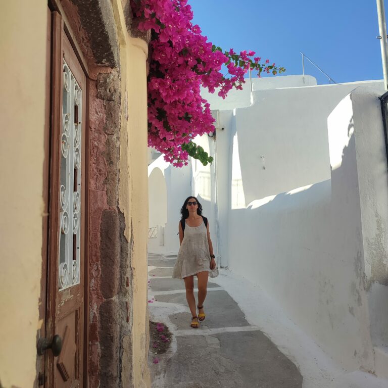 Weekend a Santorini, per le strette vie del villaggio di Emborio