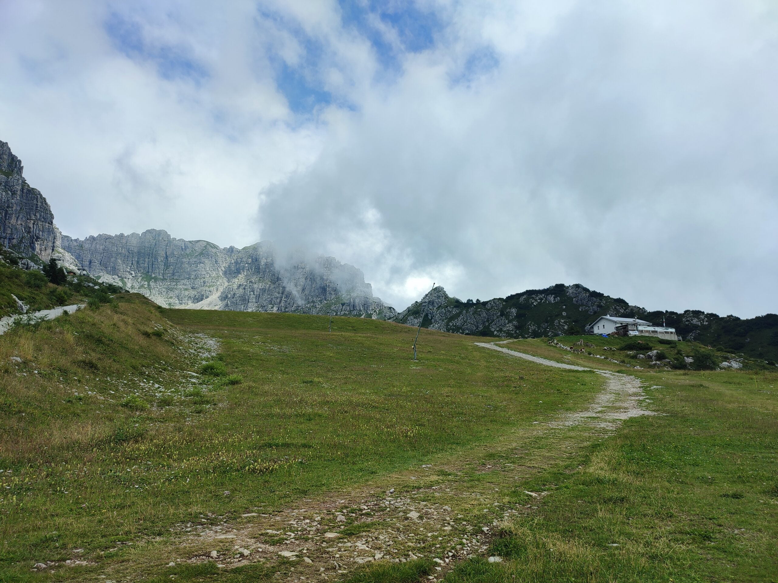 Piani di Bobbio trekking. Immagine del rifugio Lecco