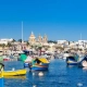 Cosa fare a Marsaxlokk e Marsascala. La foto copertina con le barche luzzu, tipiche dei villaggi dei pescatori