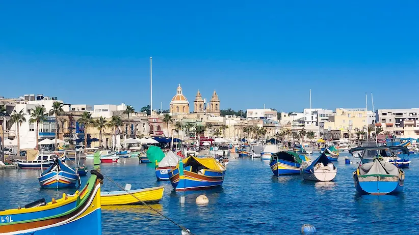 Cosa fare a Marsaxlokk e Marsascala. La foto copertina con le barche luzzu, tipiche dei villaggi dei pescatori