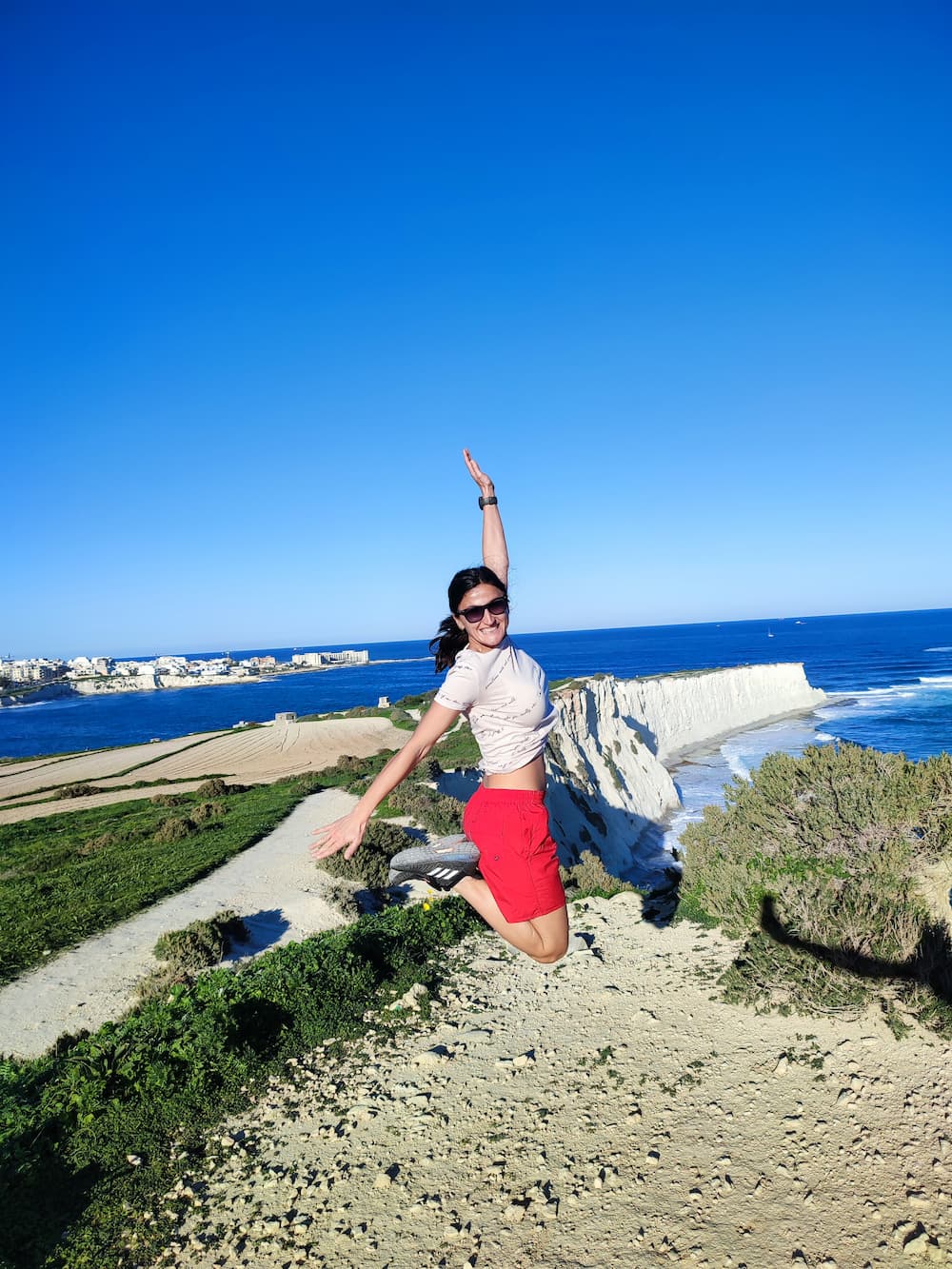 Cosa fare a Marsaxlokk e Marsascala. La falesia Thomas bay cliffs malta. Esma che salta di gioia per essere riusciti a fare un esperienza incredibile