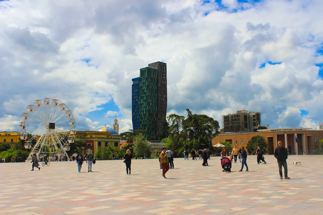 Vale la pena visitare Tirana? Cosa vedere a Tirana in un giorno, Piazza Skanderbeg Tirana