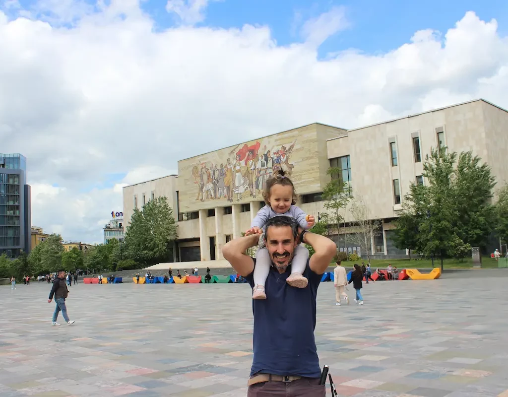 Vale la pena visitare Tirana? Cosa vedere a Tirana in un giorno, la vista da fuori del Museo nazionale