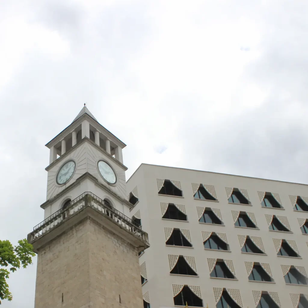 Vale la pena visitare Tirana? Cosa vedere a Tirana in un giorno, la Torre dell'orologio