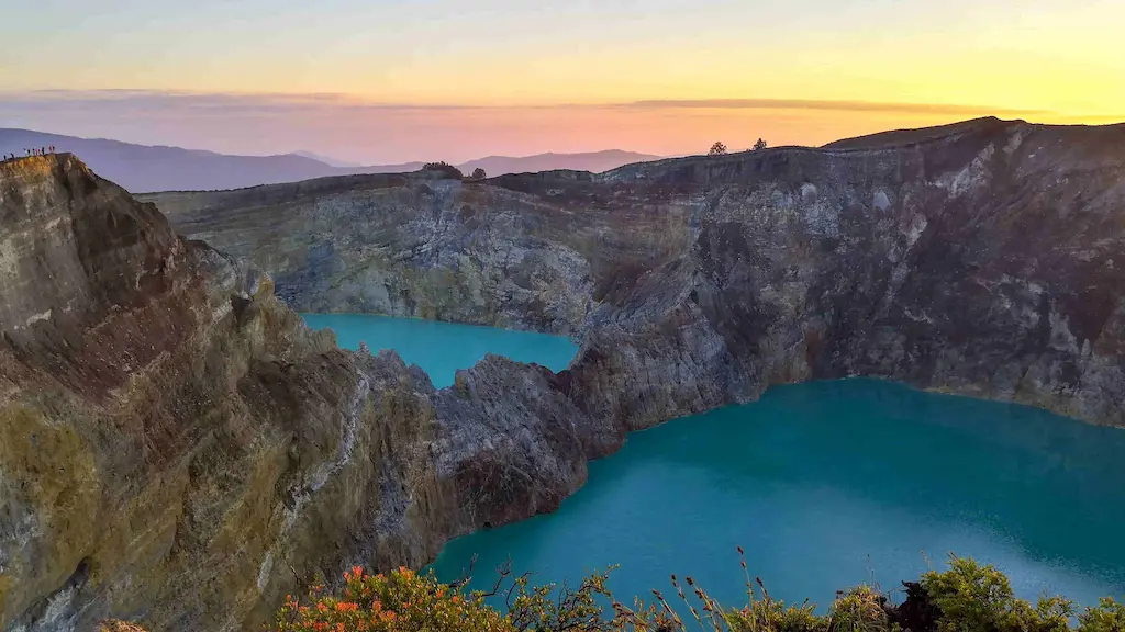 Vulcano Kelimutu a Flores e i suoi sorprendenti laghi tricolore, Indonesia