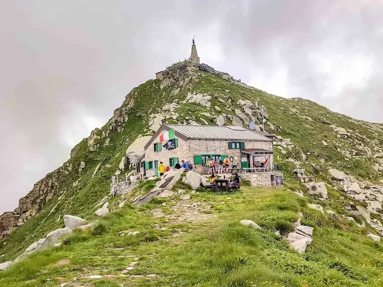 Escursione alla Colma di Mombarone da Andrate, il rifugio in cima