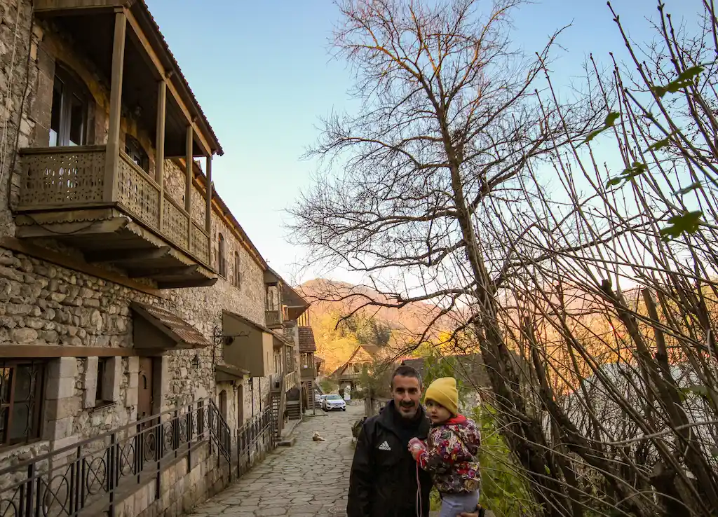 Dintorni di Yerevan: cosa vedere - la cittadina di Dilijan, foto di noi nel centro storico.