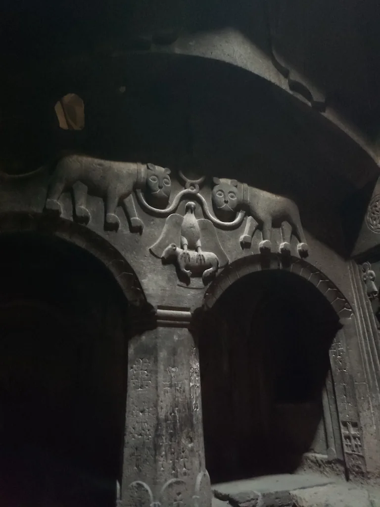 Dintorni di Yerevan: dettagli del monastero di Geghard