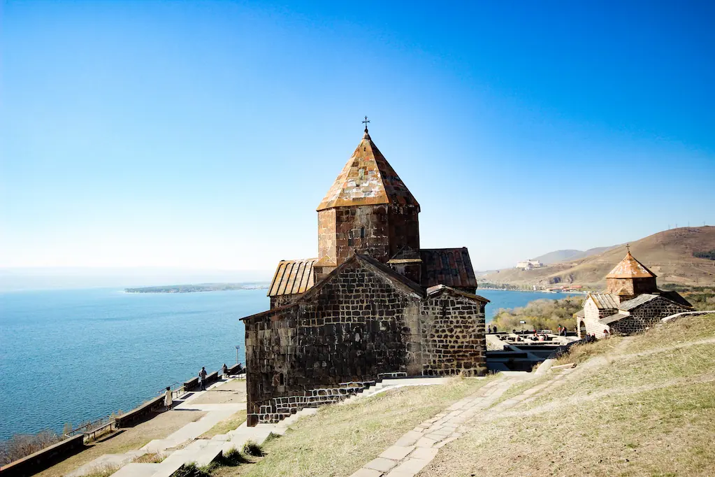 Dintorni di Yerevan: il splendido monastero di Sevanavank sul Lago Sevan in Amenia